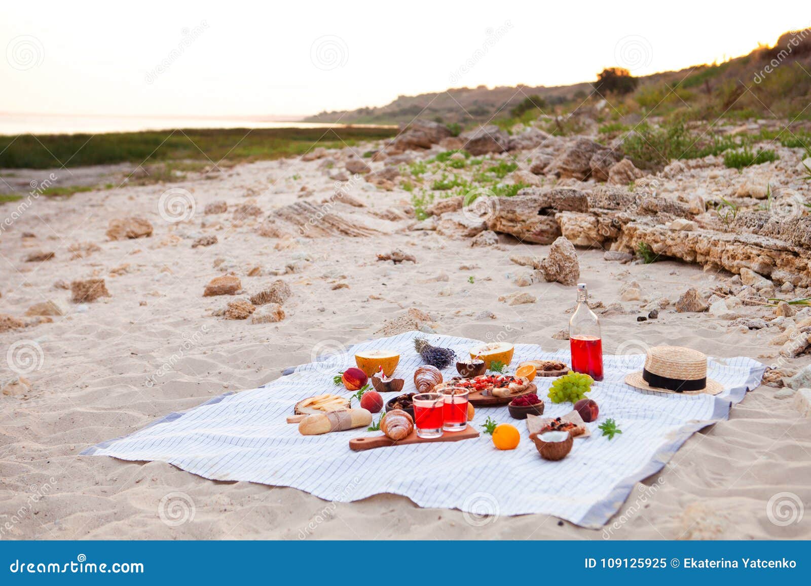 muziek Trekken lager Picnic on the Beach at Sunset in the White Plaid, Food and Drink Stock  Image - Image of peach, cheese: 109125925