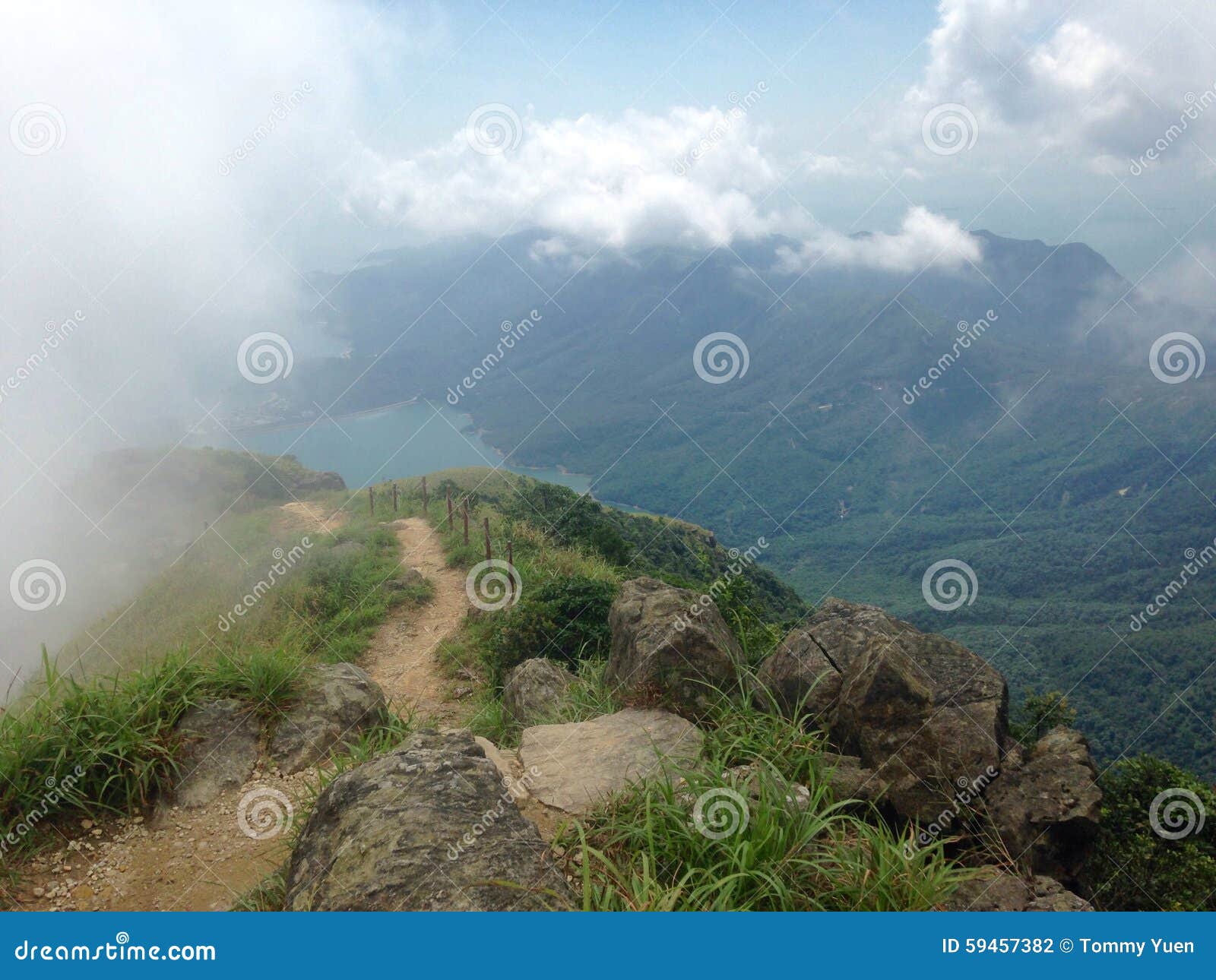 Nas nuvens no pico de Lantau