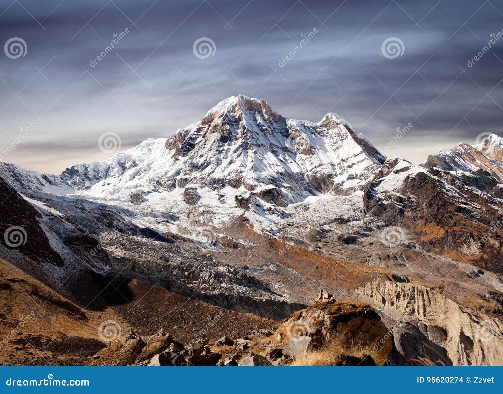 Pico del sur de Annapurna en Nepal Himalaya. Panorama del soporte Annapurna Moditse del sur - visión desde el campo bajo de Annapurna en Nepal Himalaya