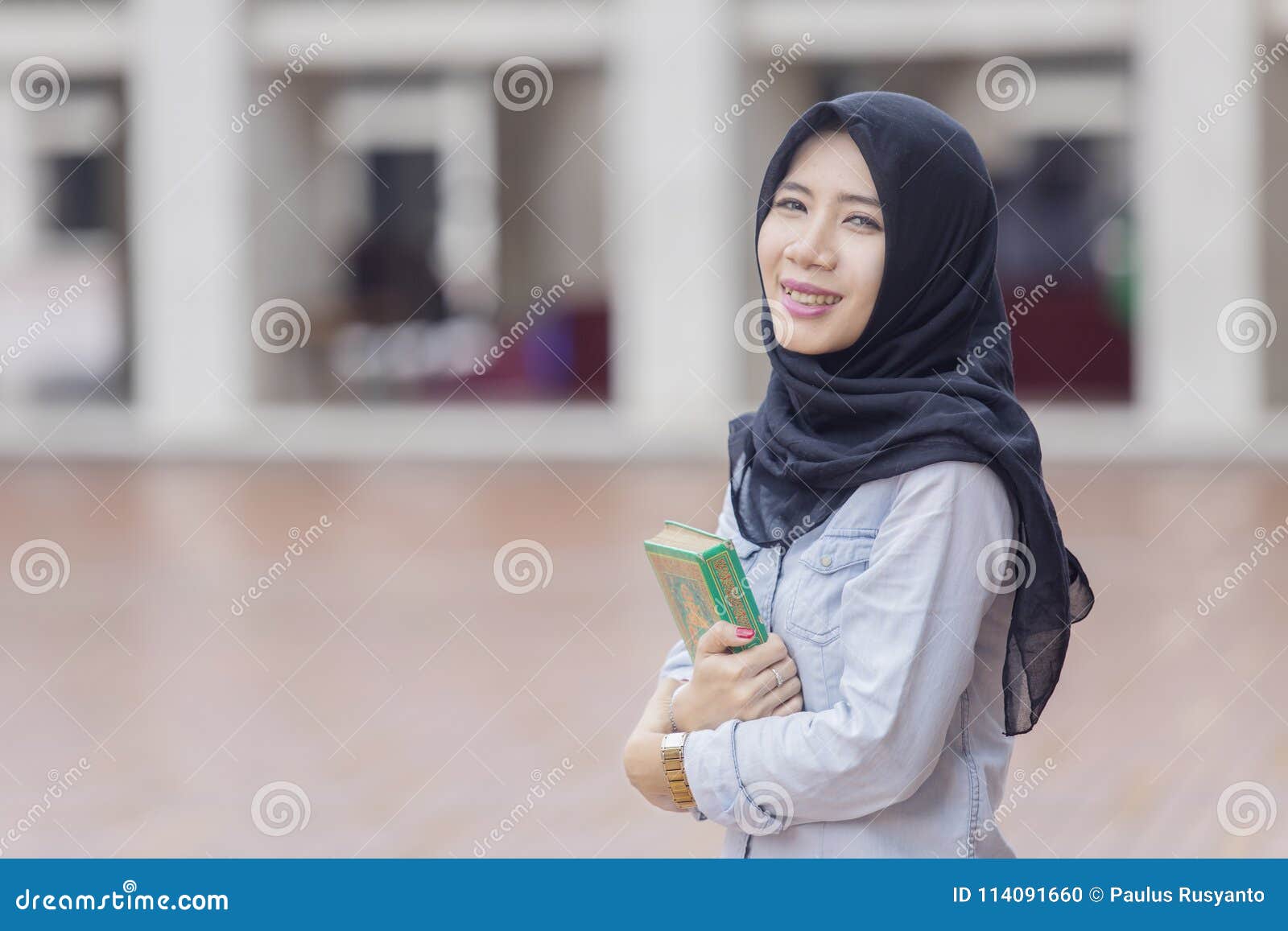 positie referentie zien Muslim Woman Carrying a Quran in the Mosque Stock Photo - Image of female,  islam: 114091660