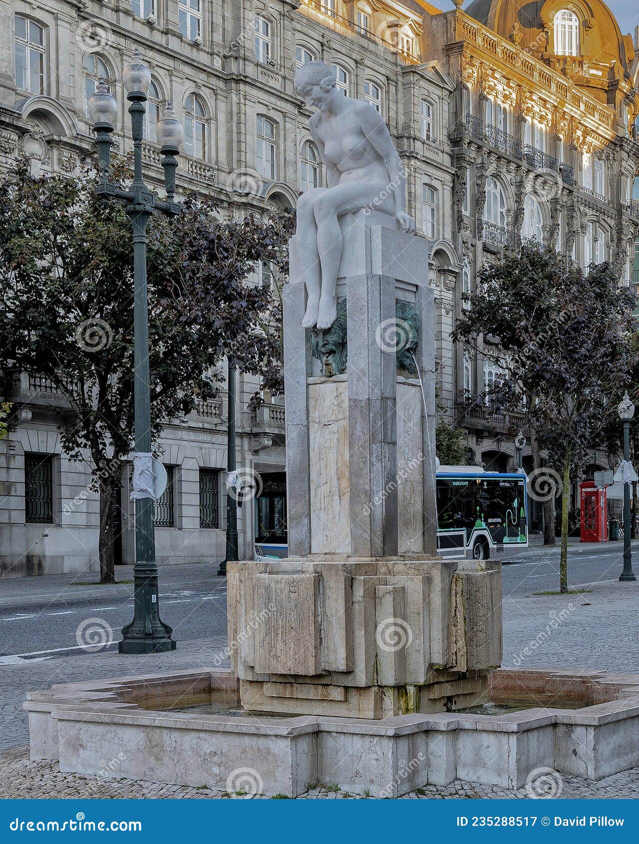 fonta da juventude menina nua by sculptor henrique moreira in porto, portugal.