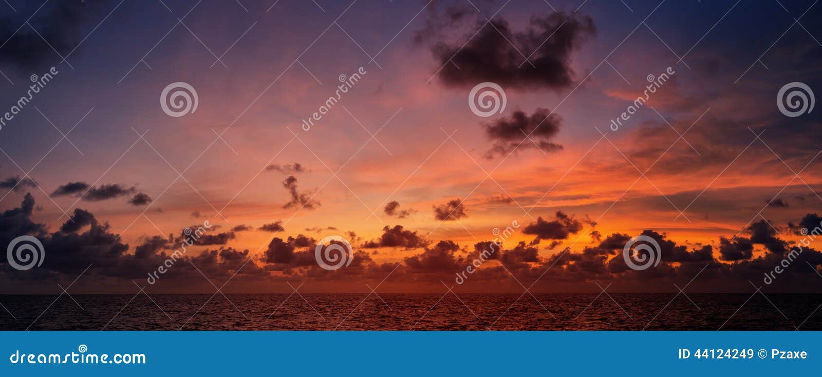 picturesque beautiful view of sky at sunset over tropical ocean