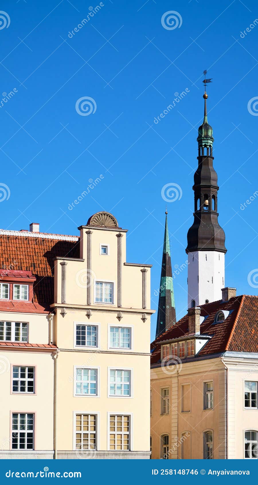 Picturesque Tallinn - Stadtoren En Sluiting Van Historische Gevels Op ...