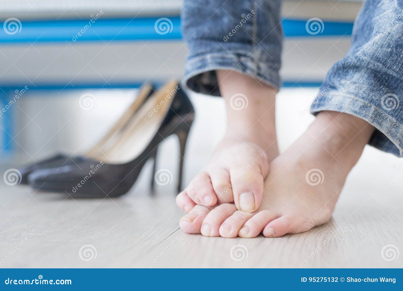 Pie de atleta de la mujer foto de archivo. Imagen de pierna 95275132