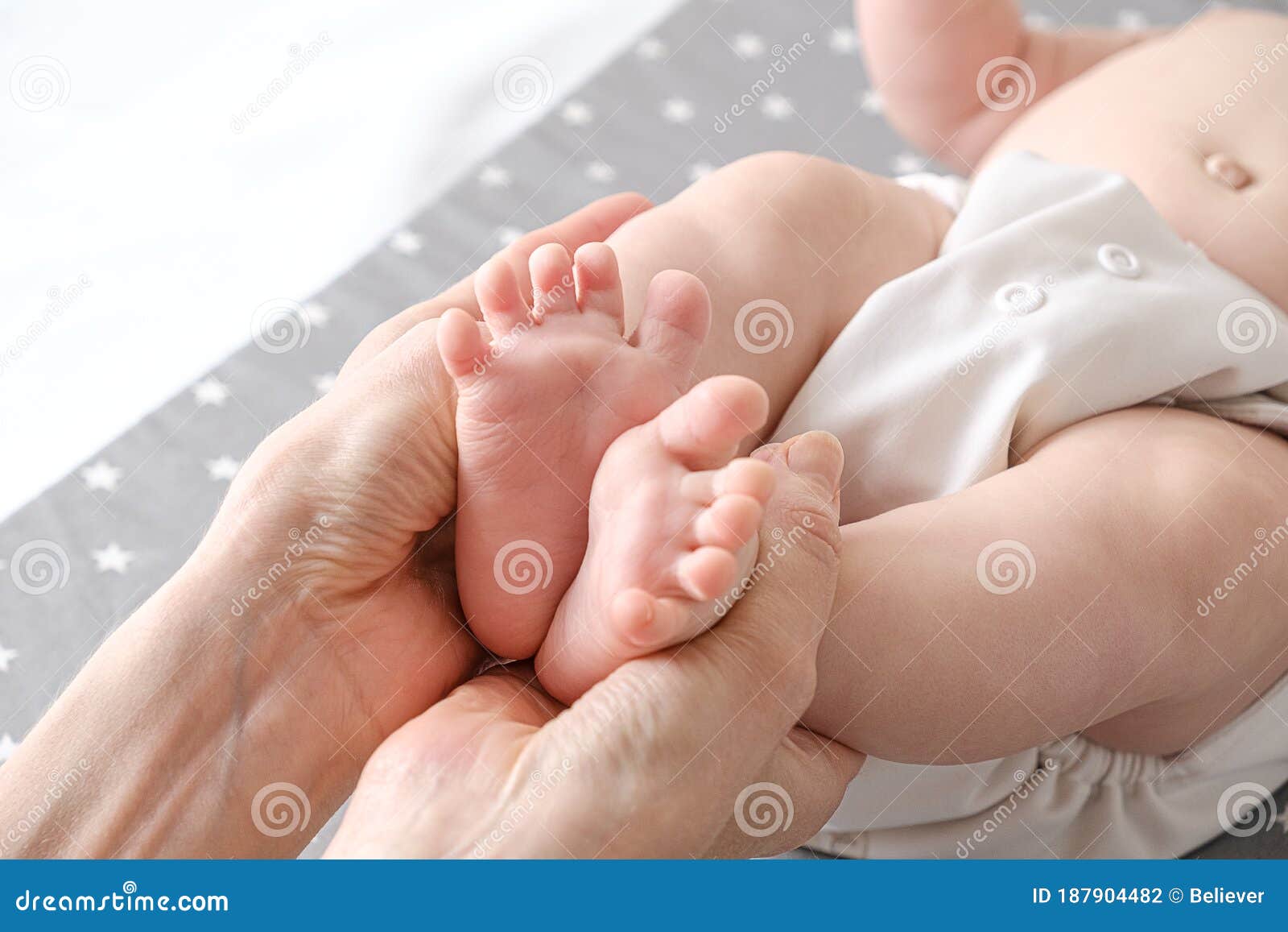 Pie De Bebe En Manos De Las Madres Concepto De Masaje Para Bebes Los Pies De Un Pequeno Recien Nacido En Forma De Mano Femenina Foto De Archivo Imagen De Blanco Pie De Bebe En Manos De Las Madres Concepto De Masaje Para Bebes Los Pies De Un Pequeno Recien Nacido En Forma De Mano Femenina Foto De Archivo Imagen De Blanco