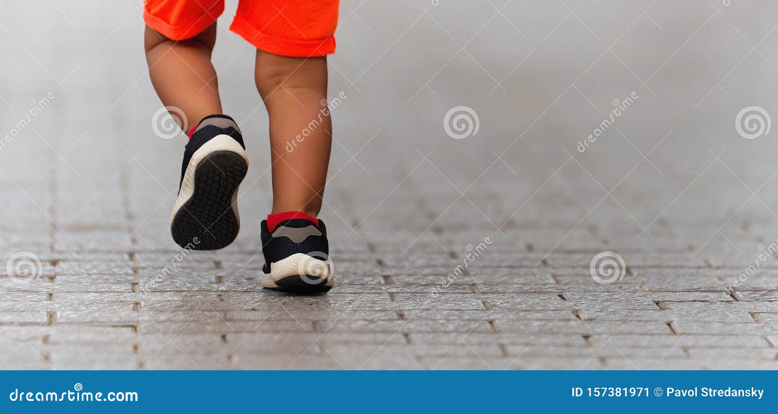 Звук бегущих ног читать. Игра про ребенка в бегунках. Ноги бегут по дороге в носках черных. Ребенок пробегает между ног. Ноги у бегунов колесо.