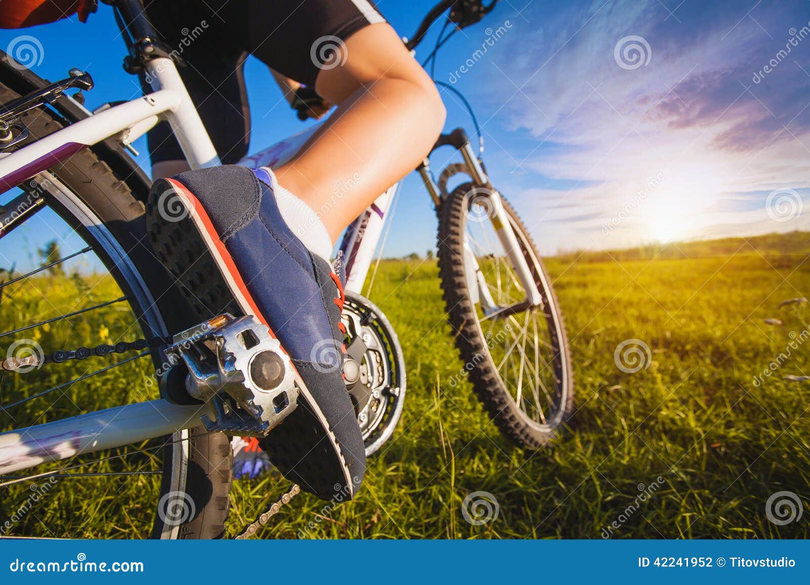 Pie En El Pedal De La Bicicleta Foto de archivo Imagen de persona