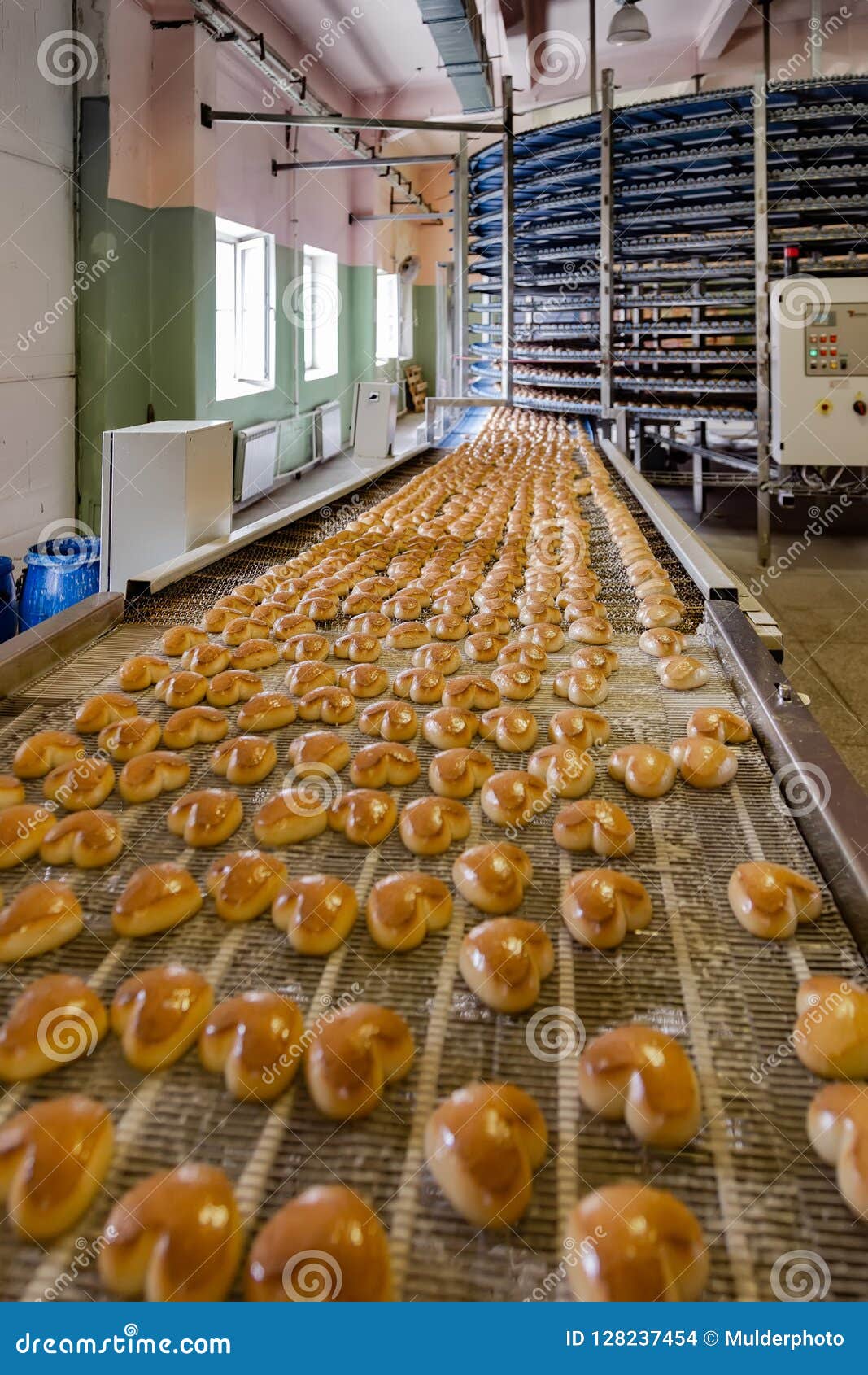 Piec ciastka na konwejeru pasku Automatyzująca ciastek i tortów piekarni linia produkcyjna