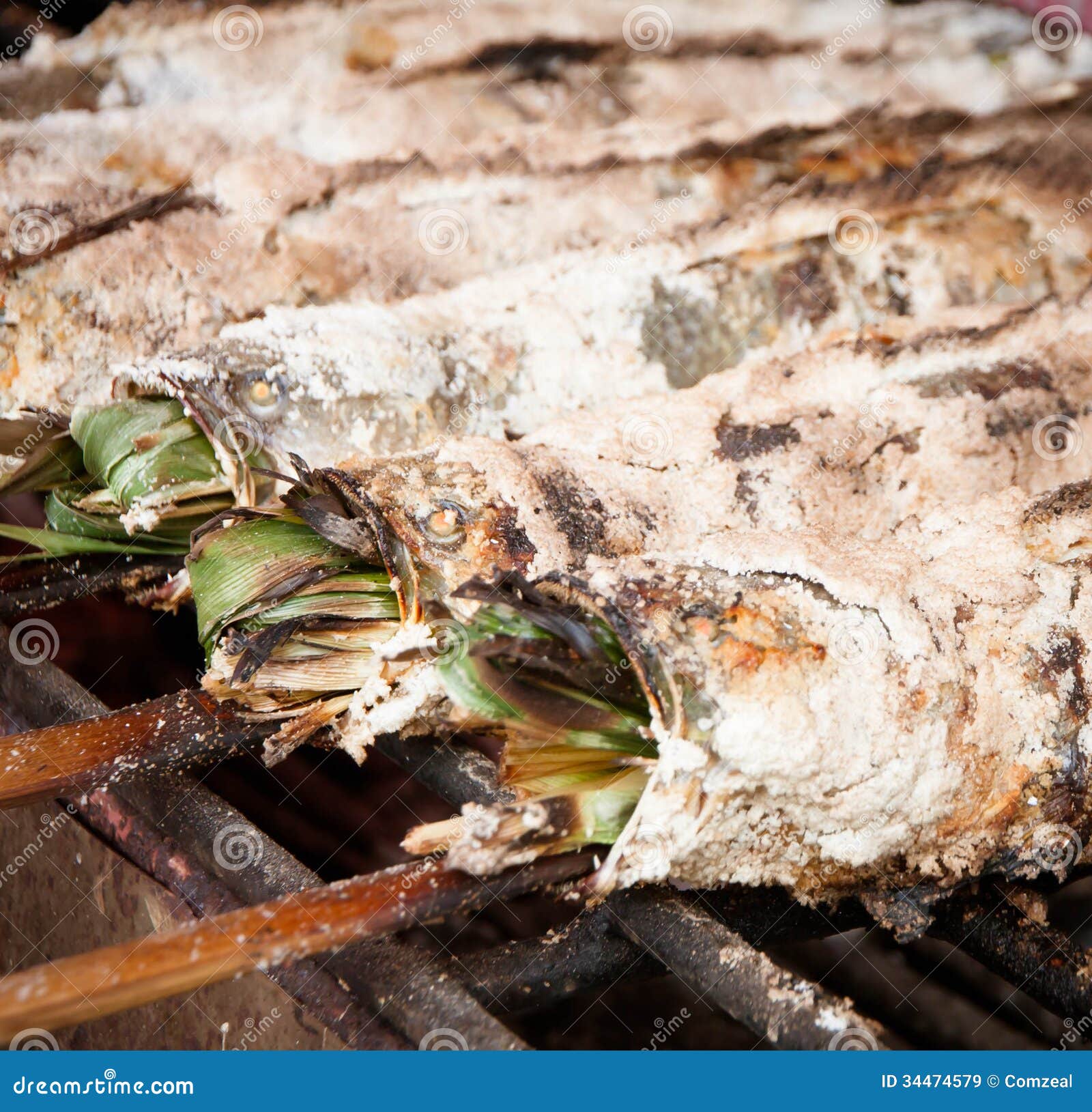 Piec na grillu Pasiasta snakehead ryba. Dużo piec na grillu snakehead ryba zakrywająca solą