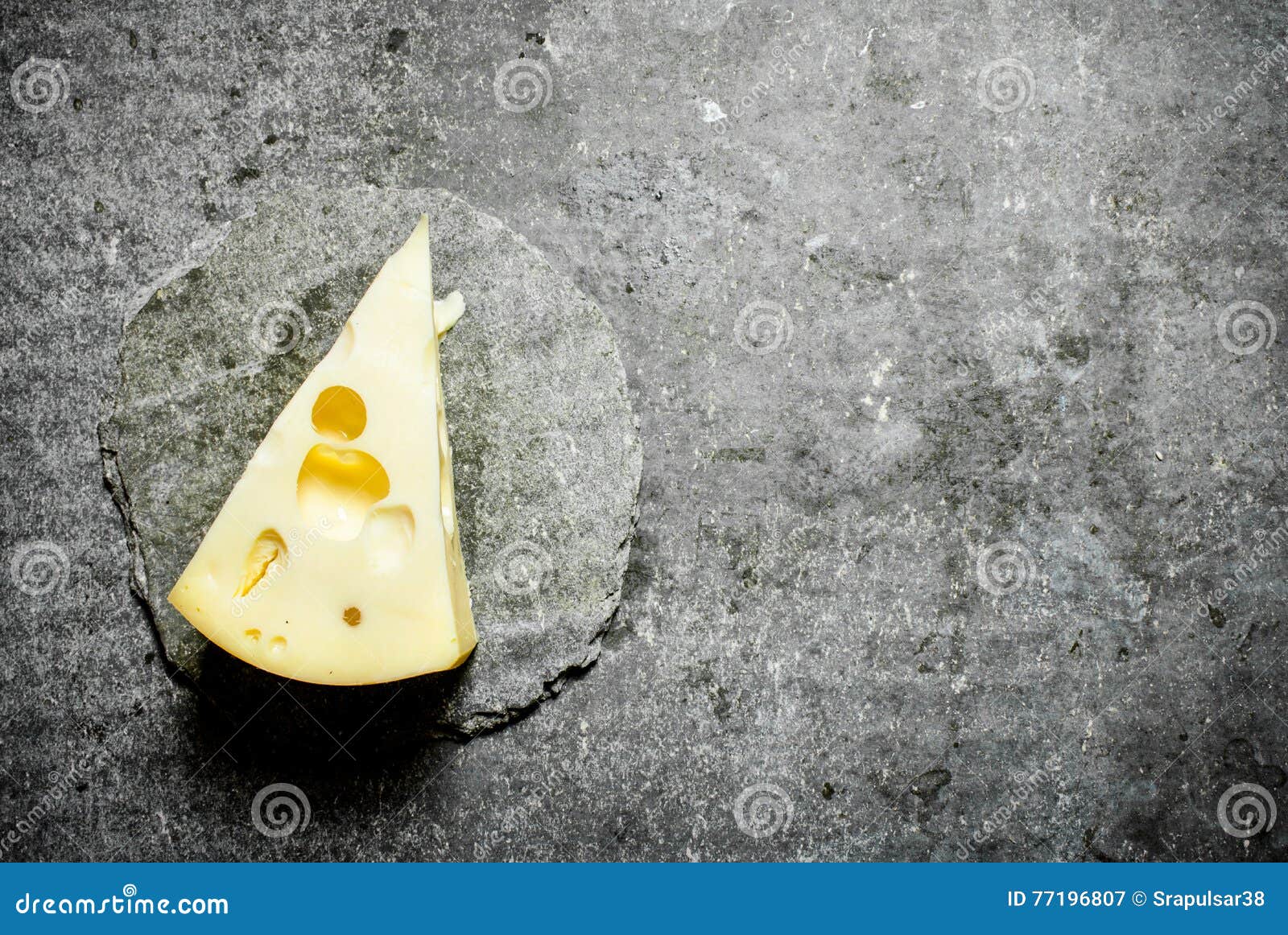 Кусочек маленький кусочек видео. Маленький кусочек сыра. Кусочек сыра на черном фоне. Кусочек сыра на столе. Красивый кусок сыра.