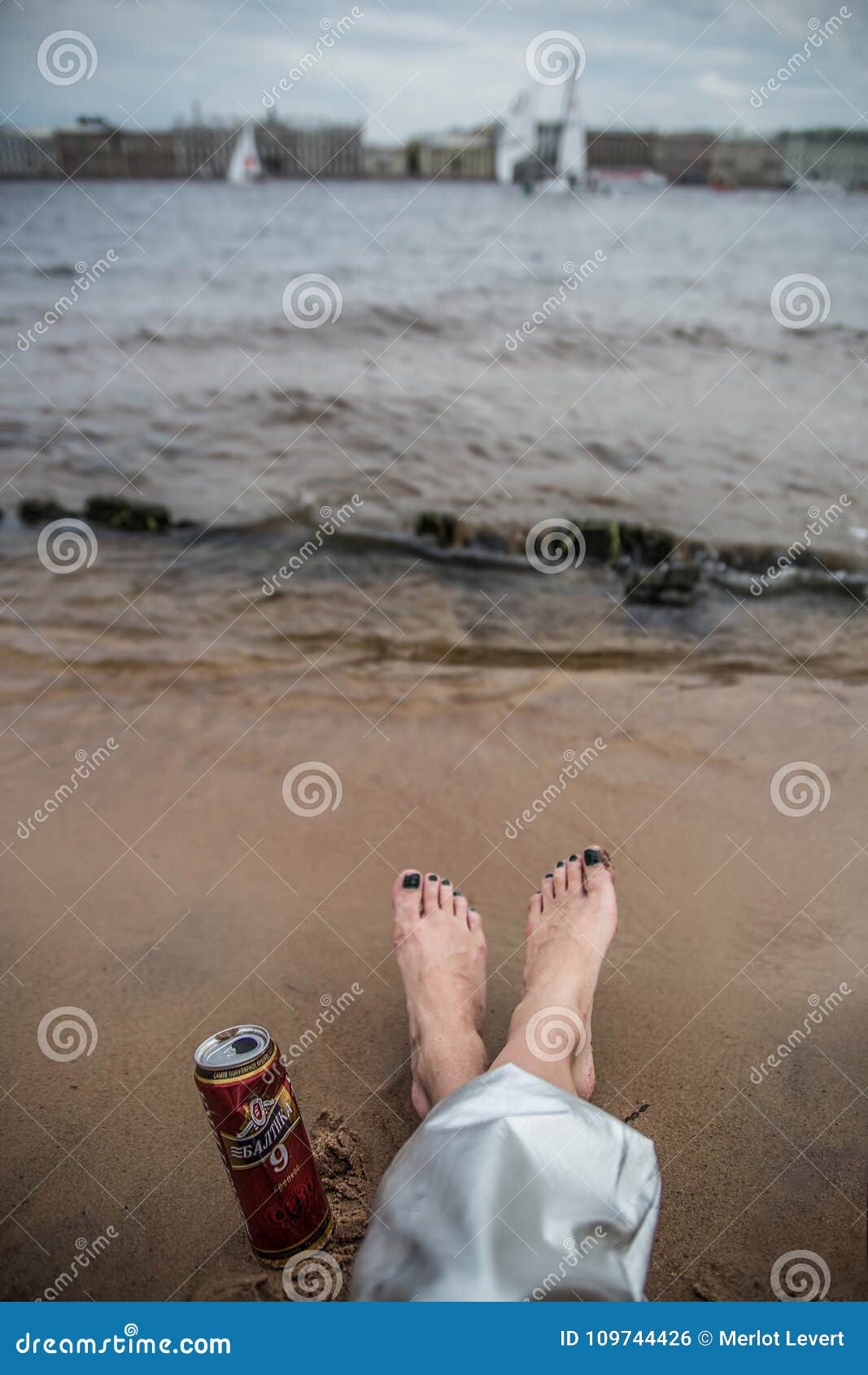 Piedi Delle Donne E Latta Della Birra Di Baltika Fotografia Editoriale ...