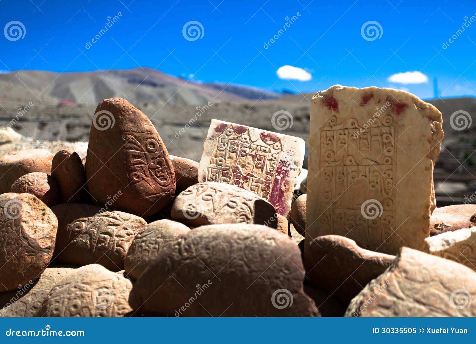 https://thumbs.dreamstime.com/z/piedra-del-rezo-en-el-templo-de-gu-pu-er-30335505.jpg