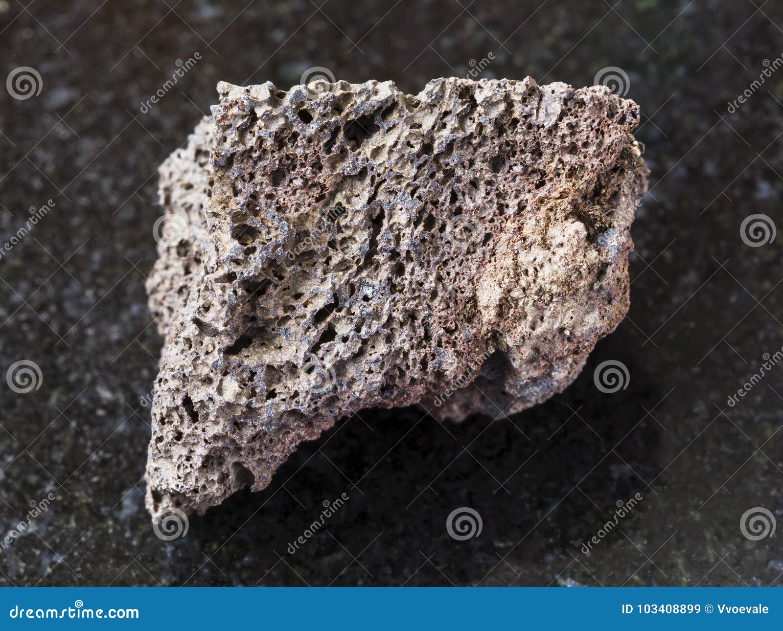 Piedra pómez de piedra de composición básica en blanco