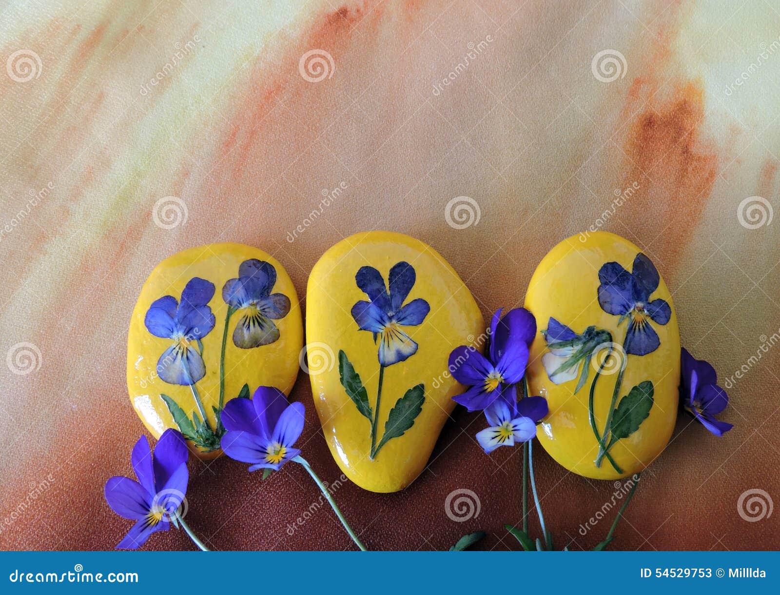 Piedras Con Las Flores Del Pensamiento Stock de ilustración - Ilustración de travieso, cubo: 54529753 Piedras Con Las Flores Del Pensamiento Stock de ilustración - Ilustración de travieso, cubo: 54529753