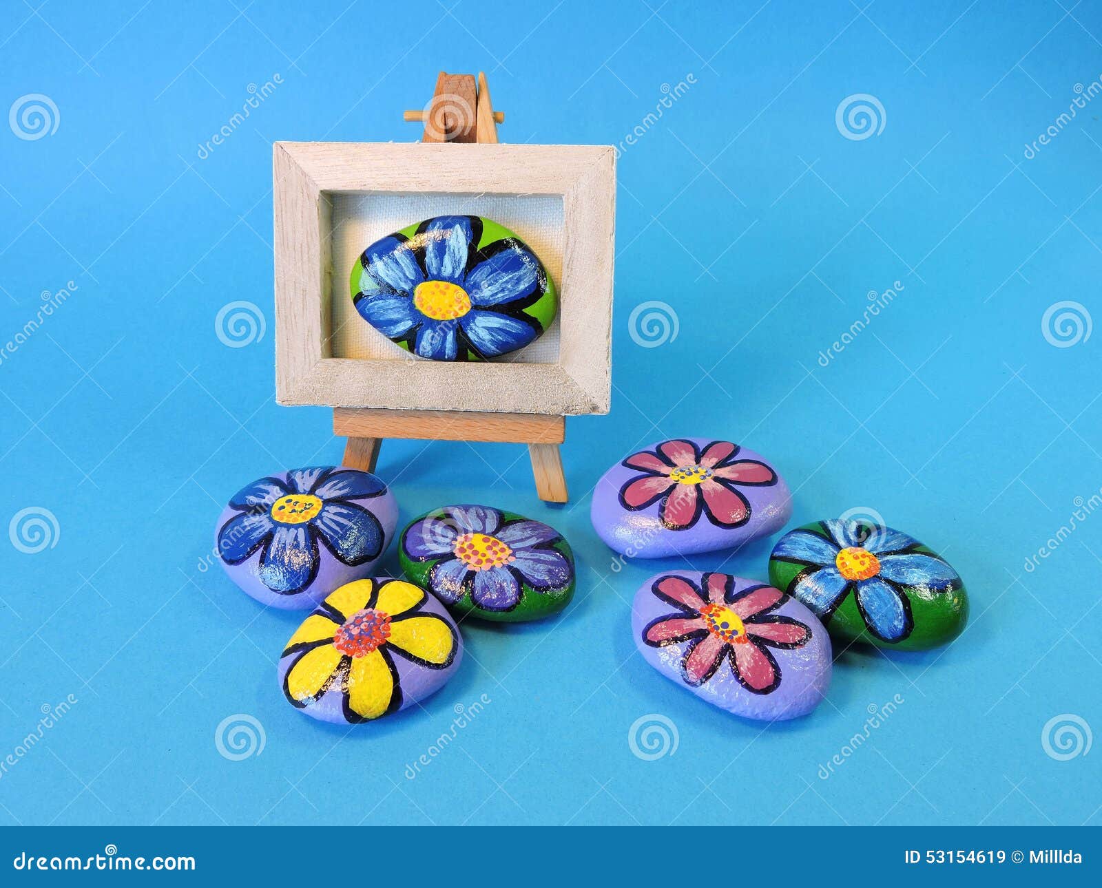 Flores Pintadas En Piedras Fotos de stock - Fotos libres de regalías de Dreamstime Flores Pintadas En Piedras Fotos de stock - Fotos libres de regalías de Dreamstime