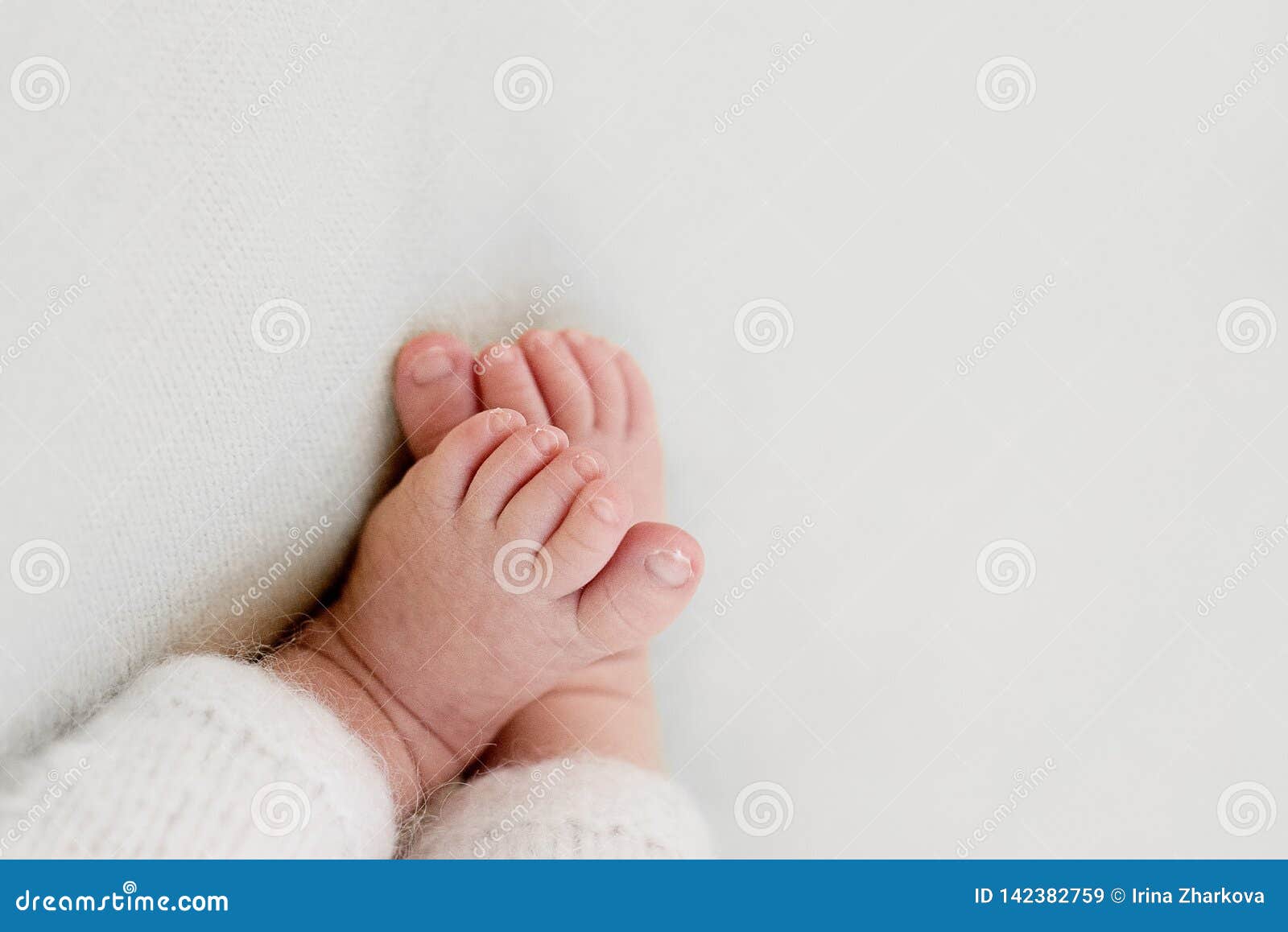 Pieds D Un Bebe Nouveau Ne Orteils Dans Les Mains De La Maman Et Du Papa Mains Et Clous D Un Enfant Les Premiers Jours De La V Image Stock Image Du Femelle Pied