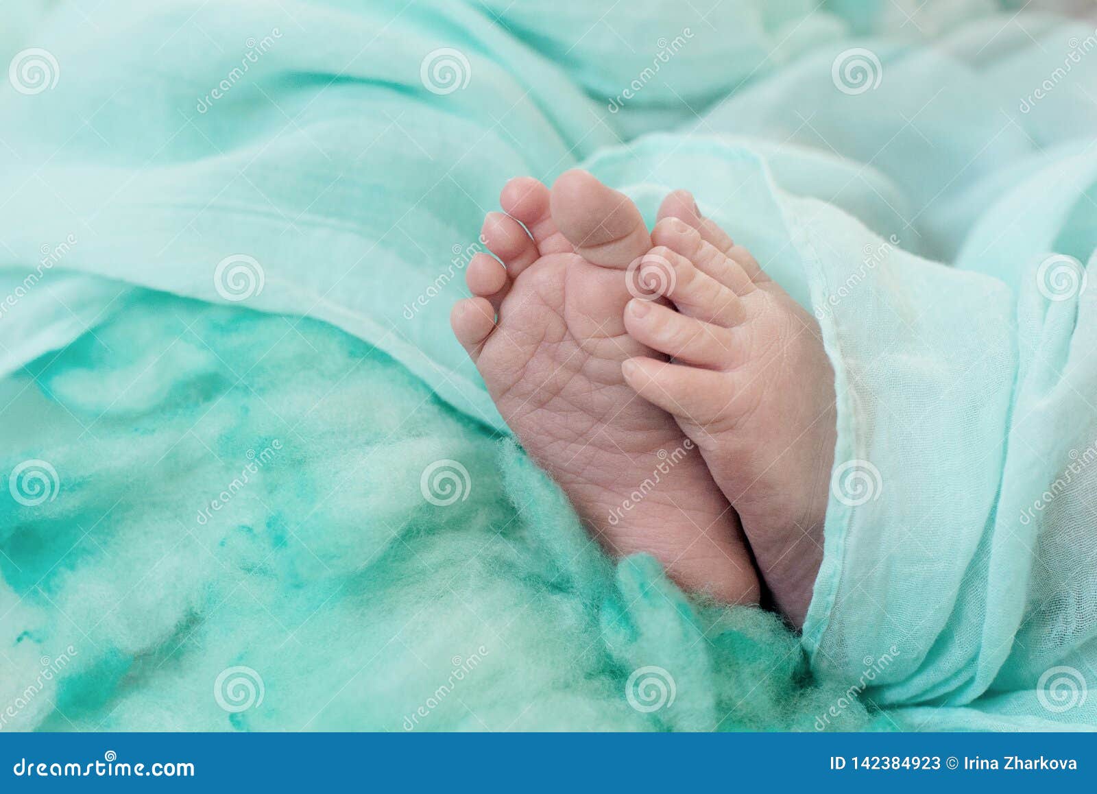 Pieds D Un Bebe Nouveau Ne Orteils Et Clous D Un Enfant Les Premiers Jours De La Vie Apres Naissance Peau Ecallieuse Des Jambe Image Stock Image Du Famille Sain