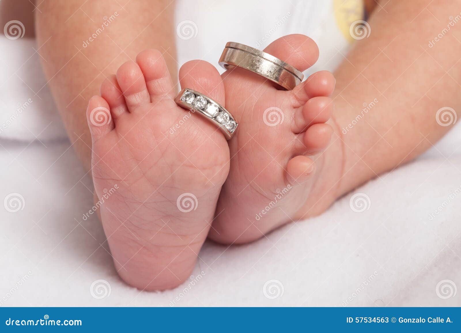 Pieds De Bebe Avec Des Parents D Anneaux De Mariage Image Stock Image Du Cheri Avec