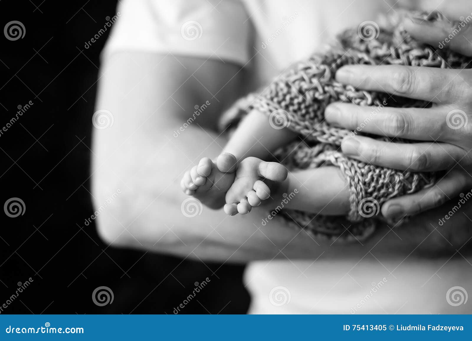 Pieds De Bebe Dans Des Mains De Pere Photo Noire Et Blanche Les Pieds Du Bebe Dedans Image Stock Image Du Innocent Parent Pieds De Bebe Dans Des Mains De Pere Photo Noire Et Blanche Les Pieds Du Bebe Dedans Image Stock Image Du Innocent Parent