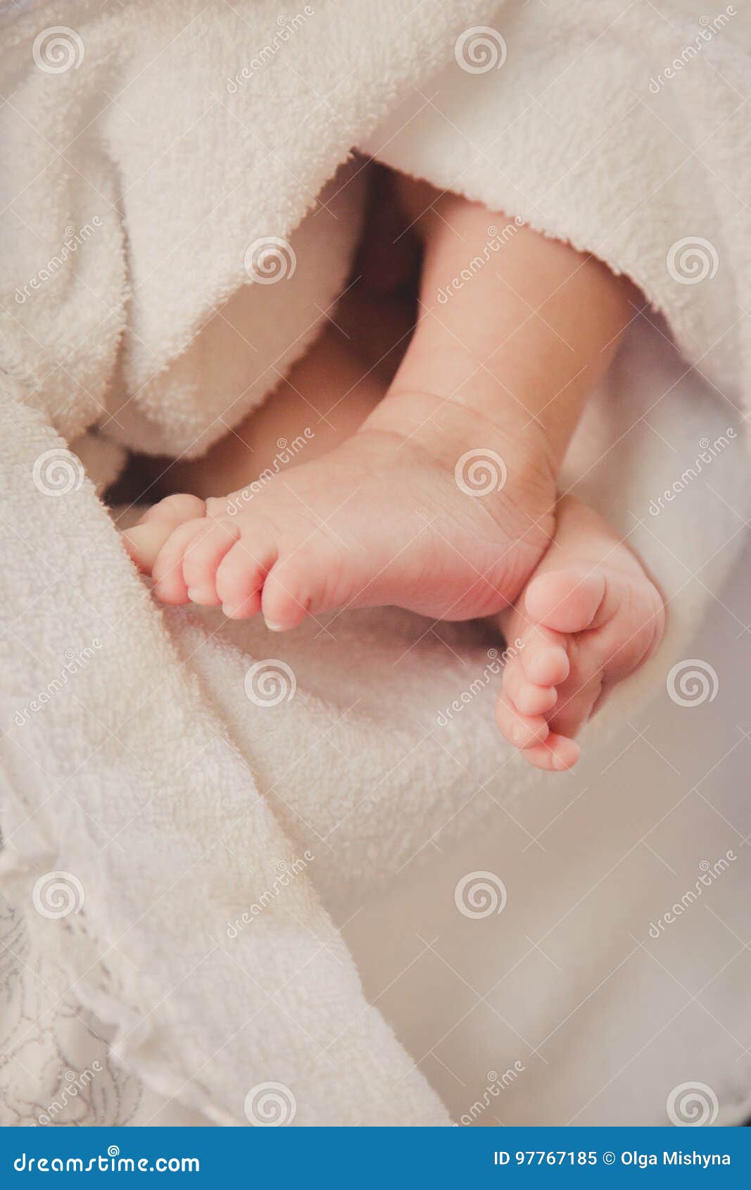 Pieds De Bebe Dedans Dans Une Couverture Bapteme Image Stock Image Du Vetements Innocent Pieds De Bebe Dedans Dans Une Couverture Bapteme Image Stock Image Du Vetements Innocent