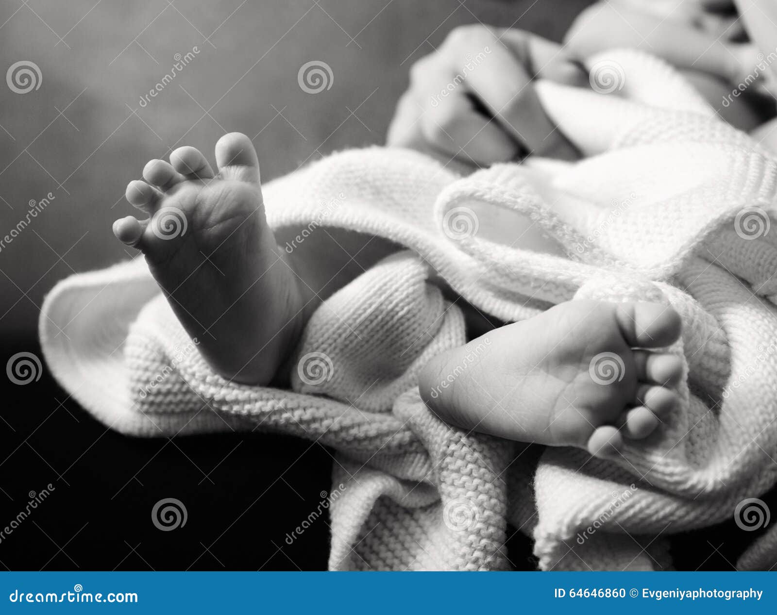 Pieds De Bebe Se Couchant En Noir Et Blanc Photo Stock Image Du Mois Horizontal Pieds De Bebe Se Couchant En Noir Et Blanc Photo Stock Image Du Mois Horizontal