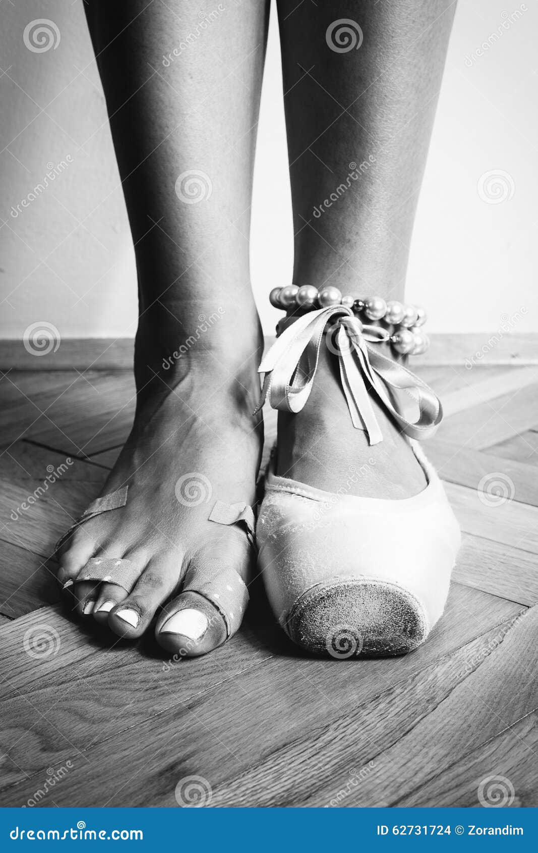Pieds De Ballerine Dansant Dans La Chaussure De Ballet Image stock - Image  du indoors, paire: 266122113
