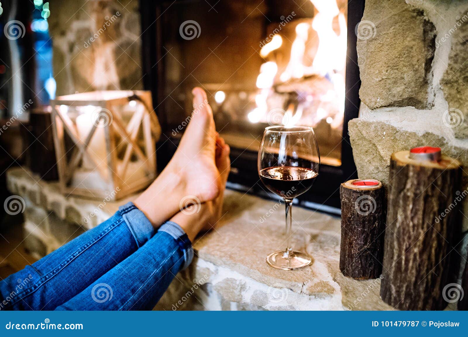 Pieds De Femme Méconnaissable Devant La Cheminée Image stock - Image du  femme, devant: 101479787