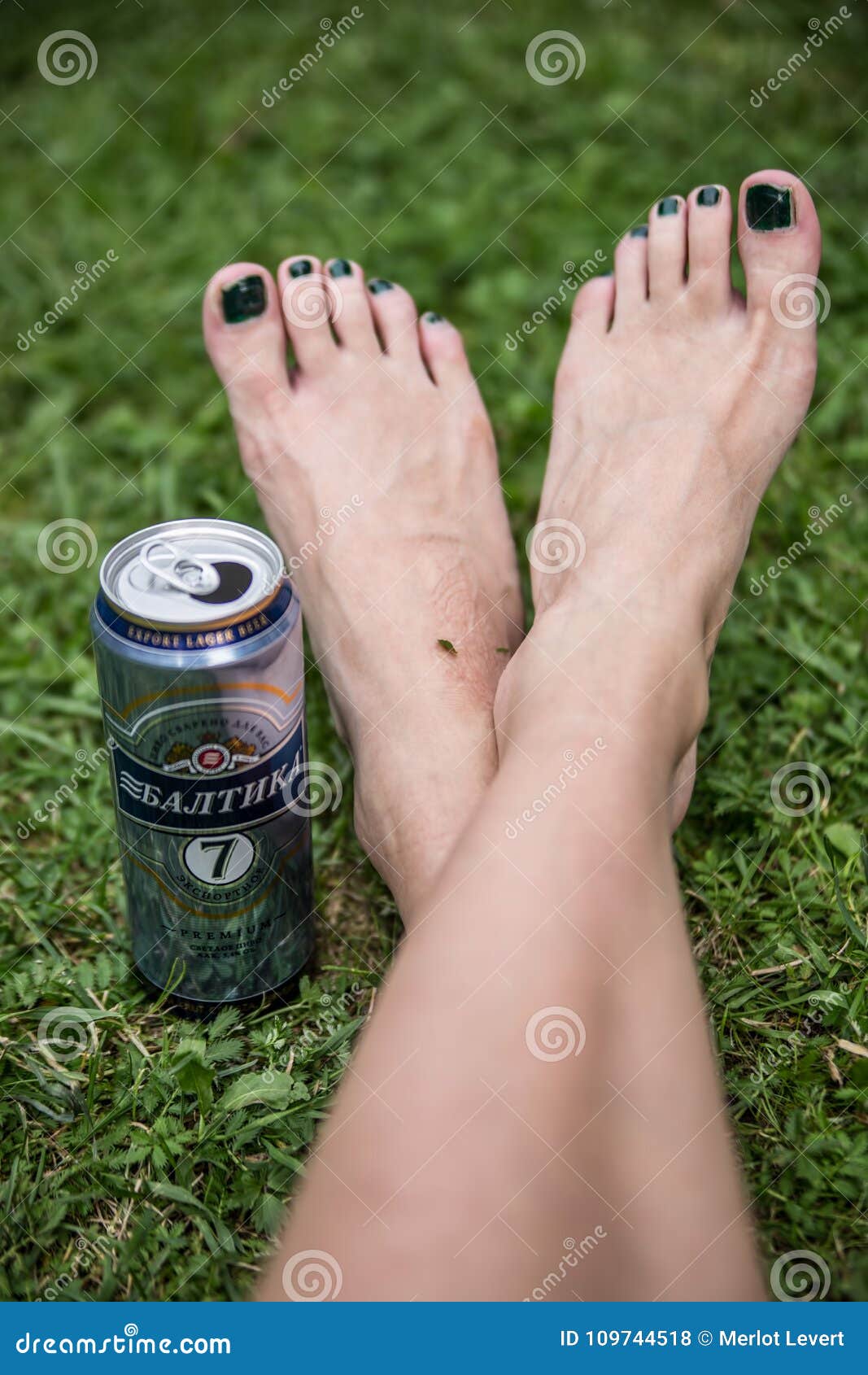 Пивные ножки. Пиво с ногами. Женские ноги и пиво. Пивные ноги пивные ноги.
