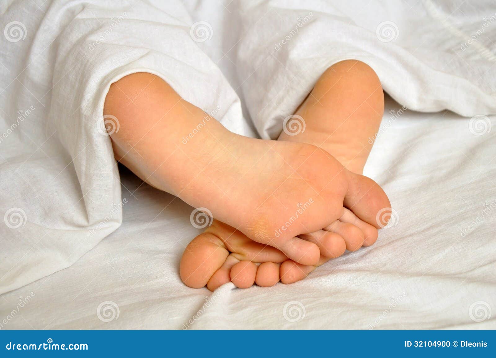 Pieds de fille de sommeil photo stock. Image du pieds 32104900