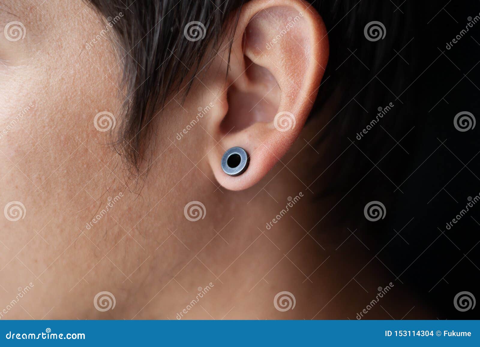 kanaal Gedragen dreigen Piercing in the Ear, Tunnels in the Ears of a Young Man Lifestyle Stock  Photo - Image of closeup, accessory: 153114304