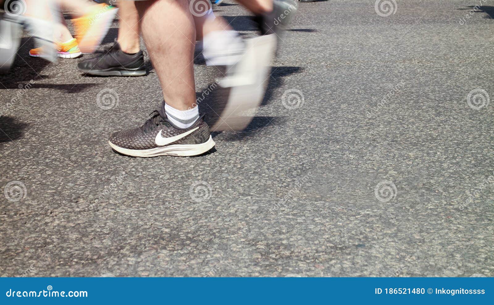 estanque Activar extraer Pierna De Un Hombre Corriendo Con Zapatillas De Nike Imagen editorial -  Imagen de persona, potencia: 186521480