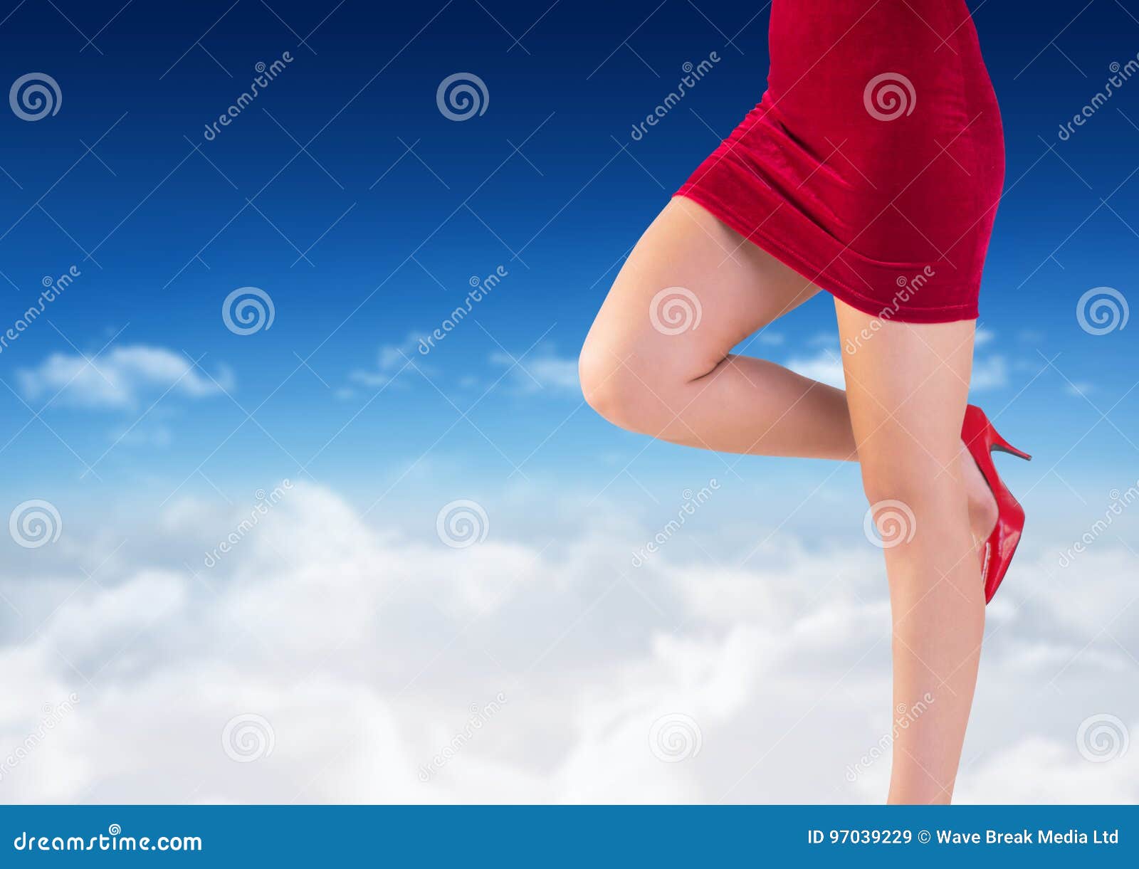 Narabar Cabaña Frontera Piernas Atractivas Del ` S De La Mujer En Falda Y Zapatos Rojos Delante Del Cielo  Azul Imagen de archivo - Imagen de persona, navidad: 97039229