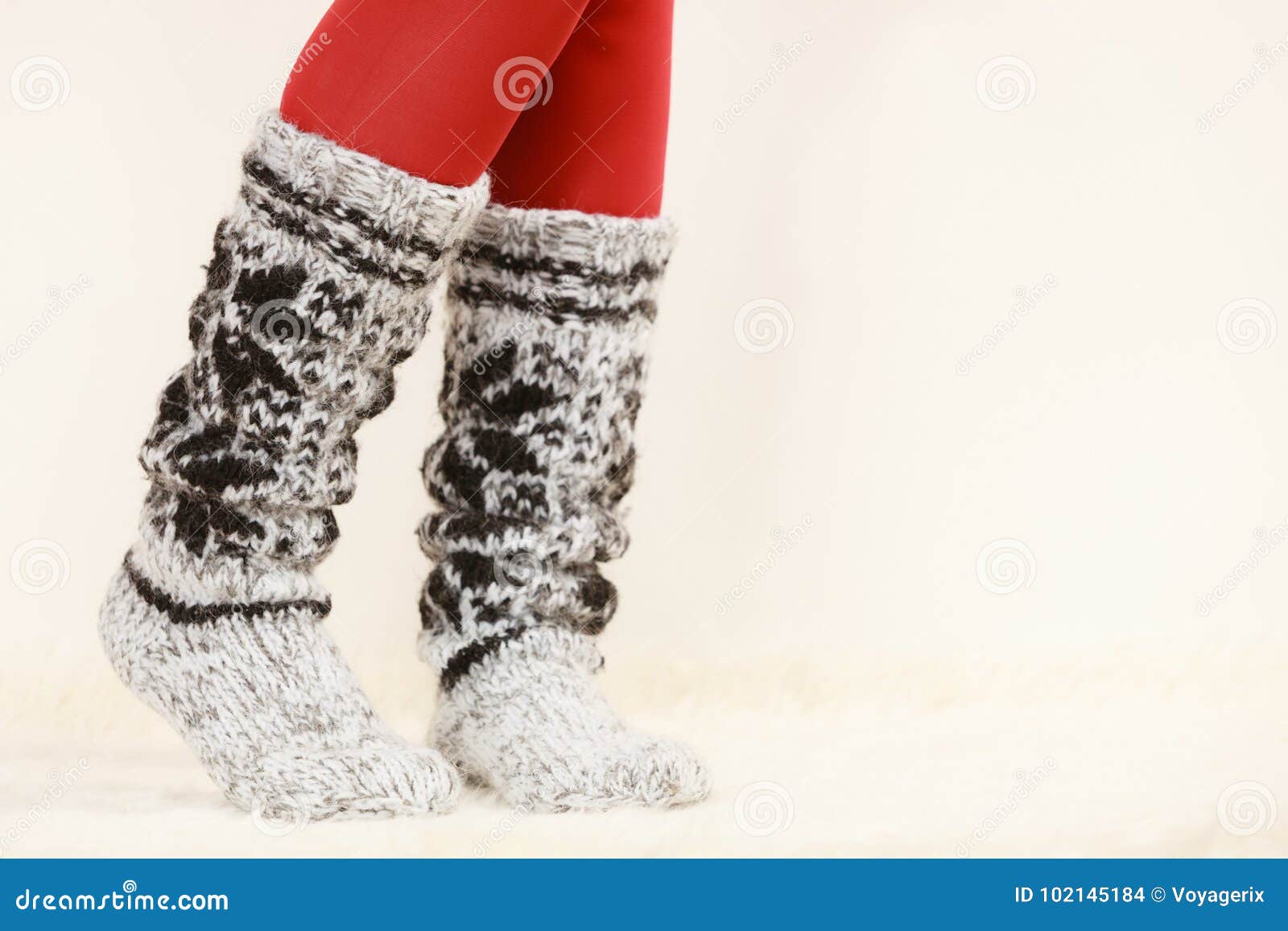 Piernas De La Mujer Que Llevan Calcetines De Lana Y Las Medias Rojas Foto  de archivo - Imagen de casero, caliente: 102145184