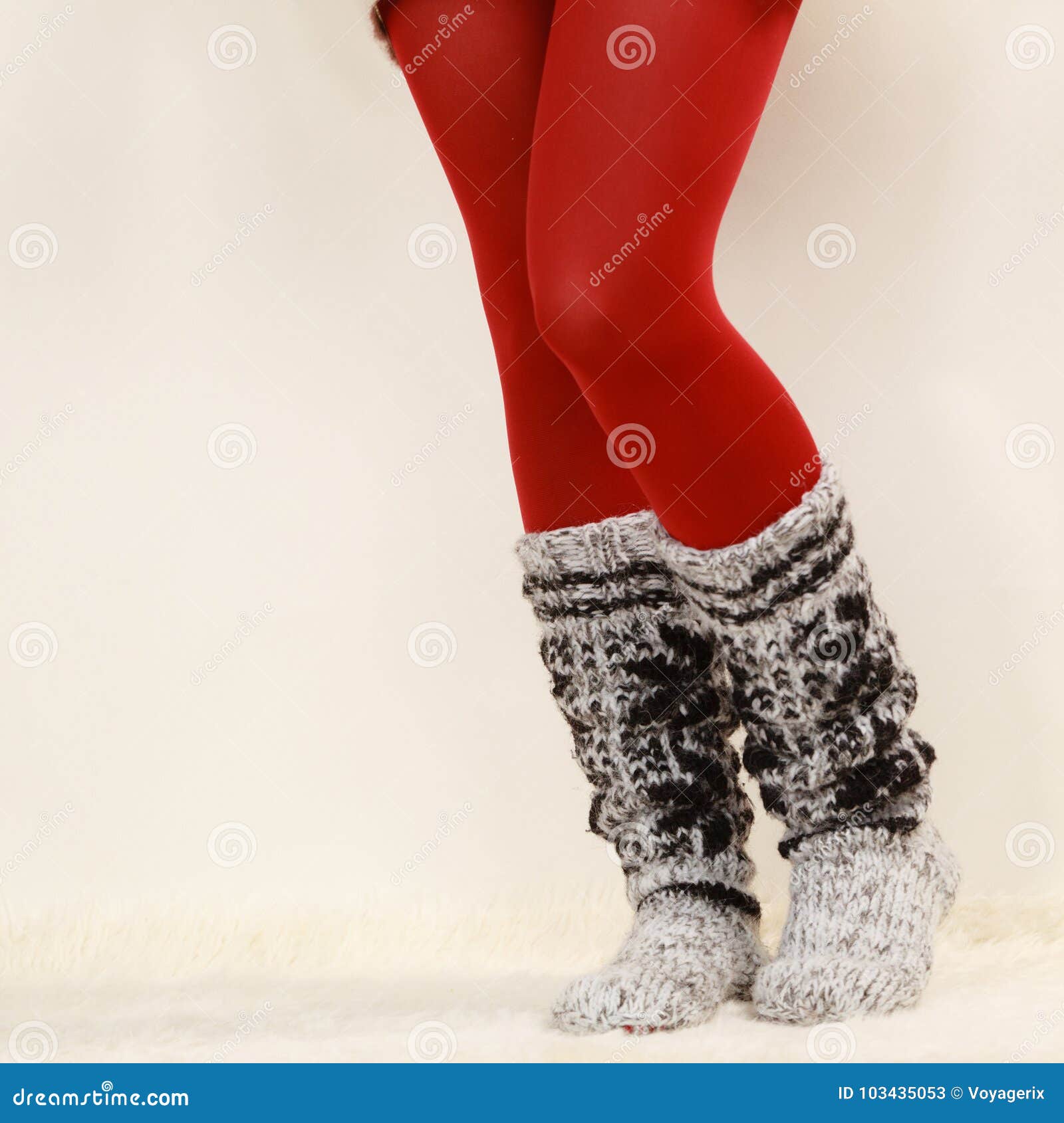 Piernas De La Mujer Que Llevan Calcetines Lana Y Las Medias Rojas Imagen de archivo - Imagen de mujer, invierno: 103435053