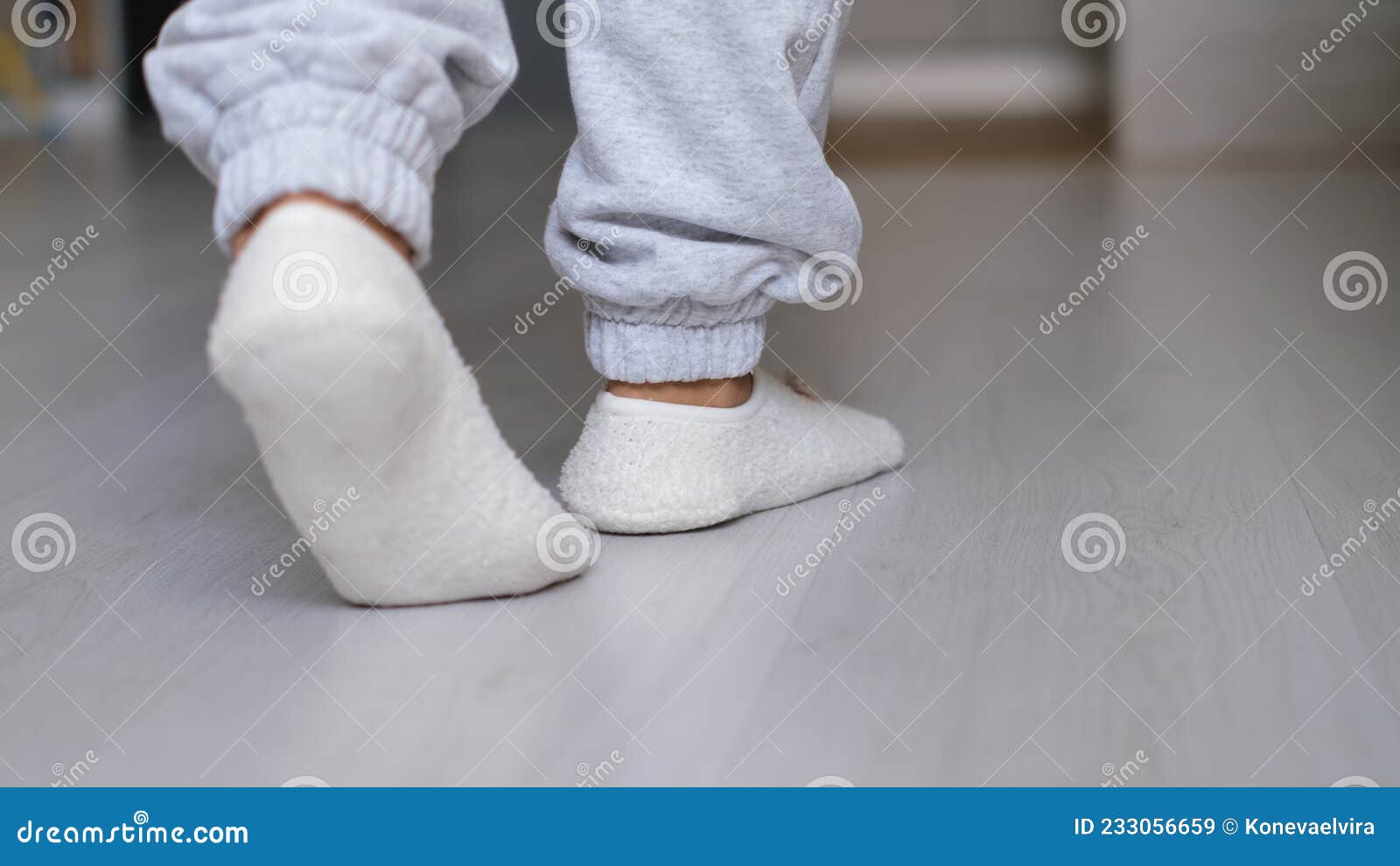 Piernas De Una Mujer Con Calcetines Blancos Caminando Sobre El Suelo De  Madera De Su Casa Con Un Sofá En El Fondo. Desgaste De Los Imagen de  archivo - Imagen de laminado