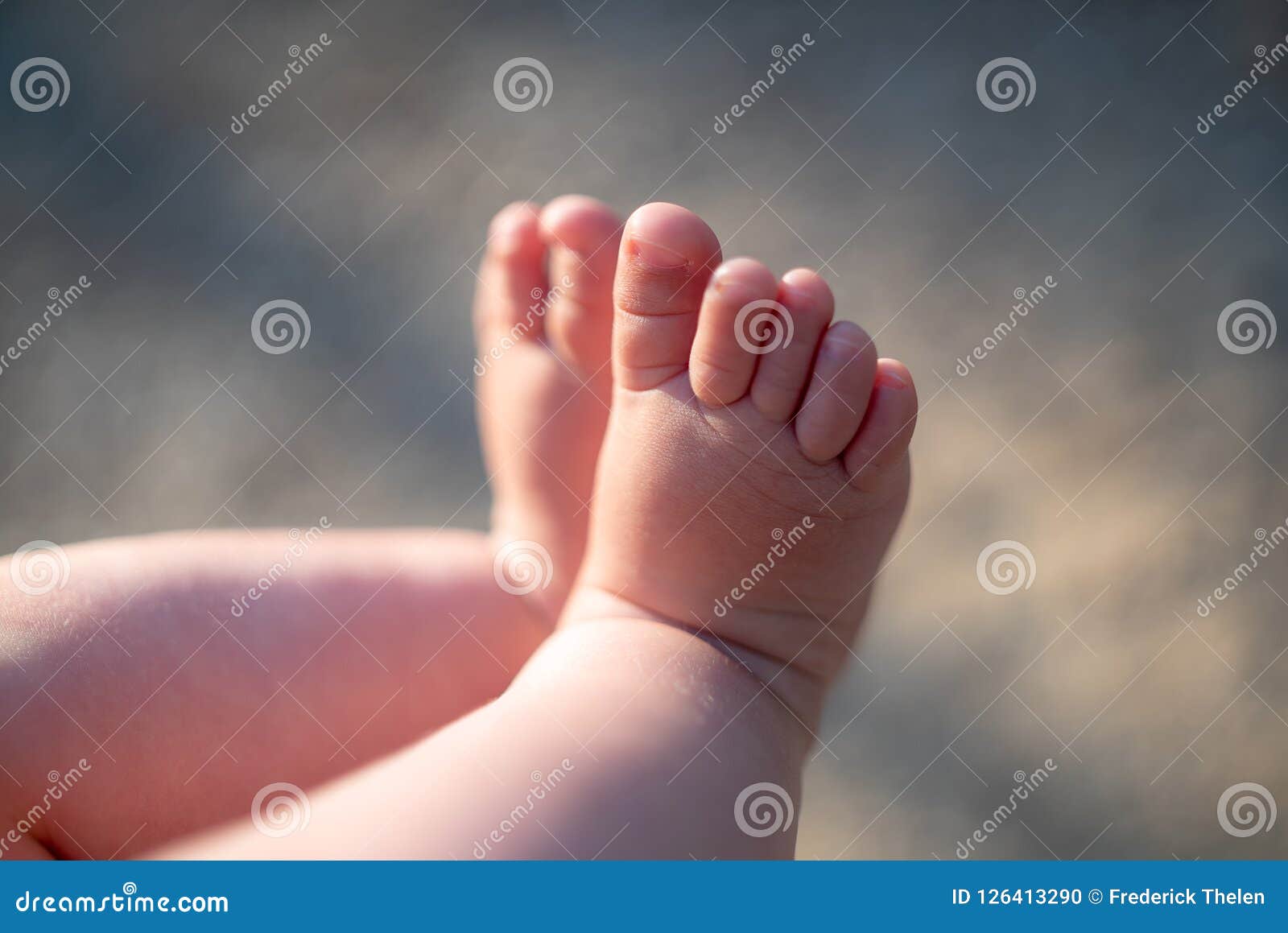 Piernas Del Bebe Pies Bebe De 6 Meses Flaire De La Lente Foto De Archivo Imagen De Punta Tenencia Piernas Del Bebe Pies Bebe De 6 Meses Flaire De La Lente Foto De Archivo Imagen De Punta Tenencia