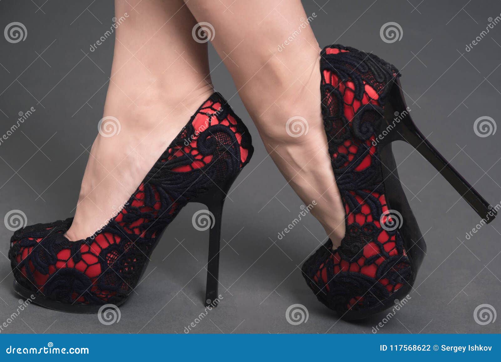 Piernas Del ` S De Las Mujeres En Zapatos Rojos Del Cordón Los Altos Talones Negros Foto de archivo - Imagen de alto, sano: 117568622