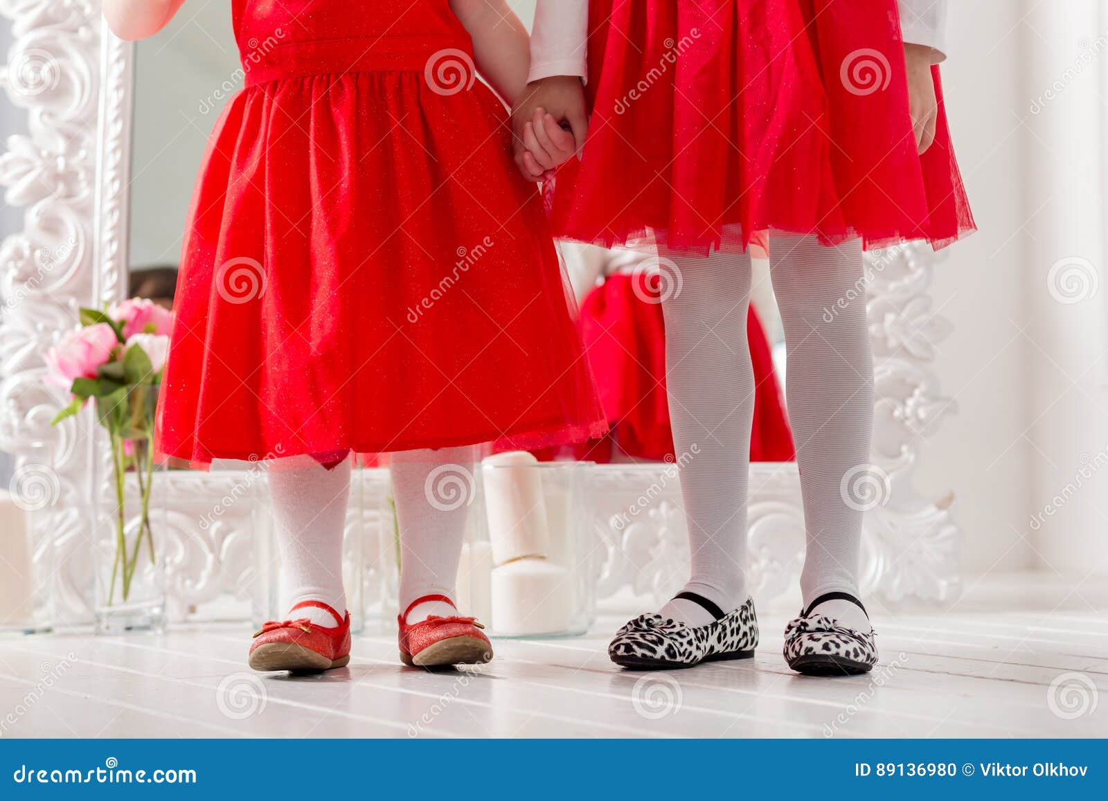 Piernas En Dos Niñas En Vestidos Rojos Foto de archivo - Imagen de belleza, hija: 89136980