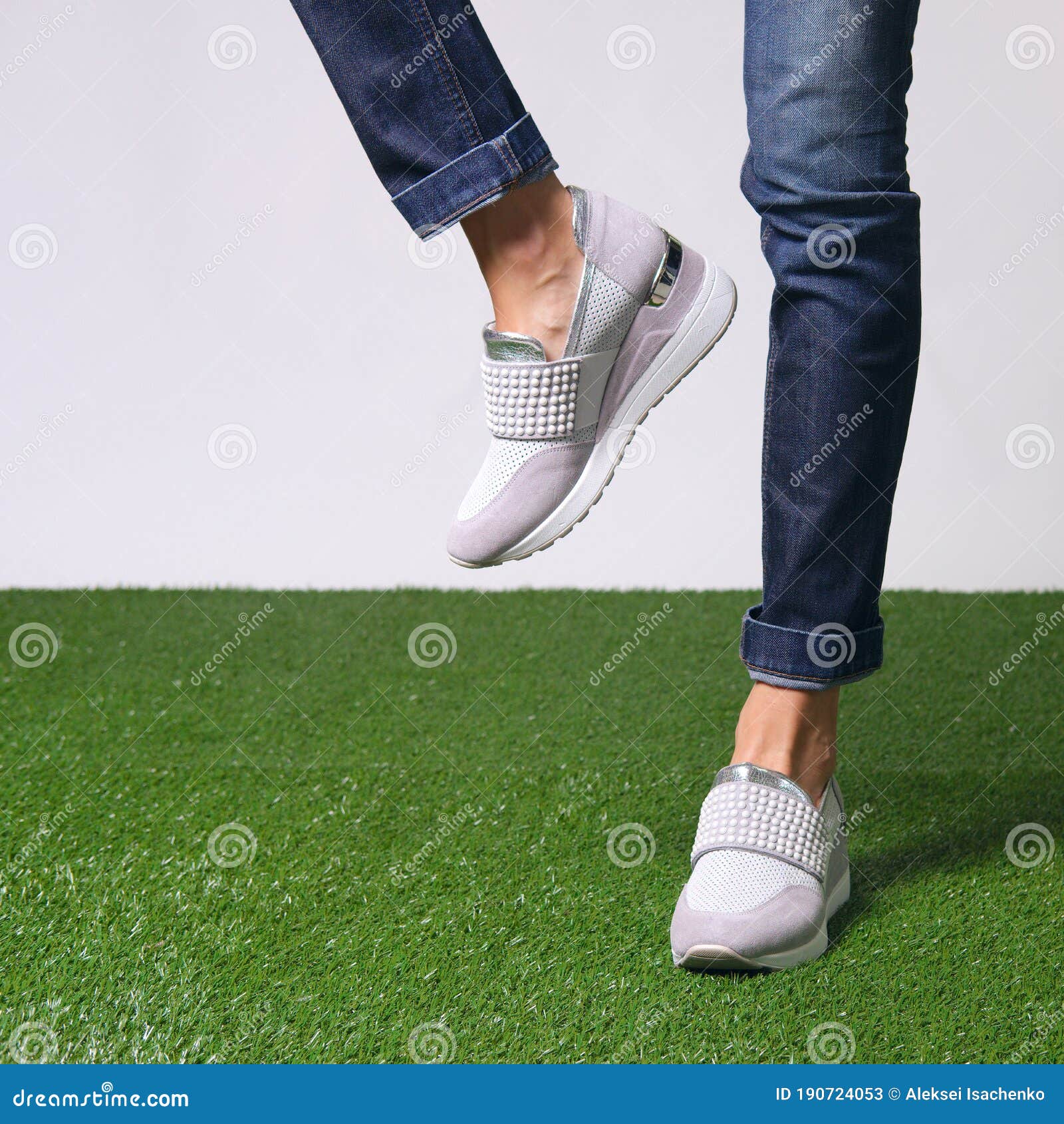 Piernas Femeninas Caminando En Cómodas Zapatillas Urbanas Casuales Imagen de archivo Imagen de belleza: