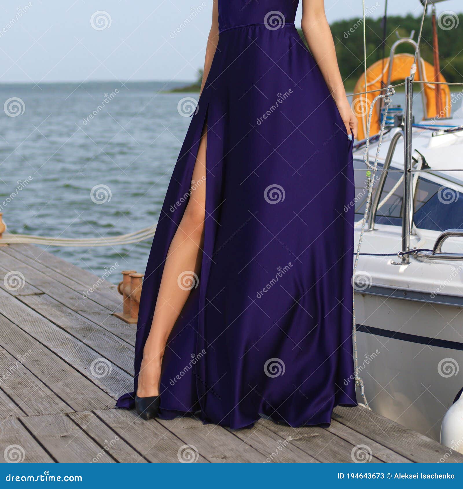 Piernas Femeninas Delgadas Y Sensuales Desnudas En Vestido Largo Por La Noche En Un Muelle De Madera Imagen de archivo - Imagen de exterior, ocio: 194643673 Piernas Femeninas Delgadas Y Sensuales Desnudas En Vestido Largo Por La Noche En Un Muelle De Madera Imagen de archivo - Imagen de exterior, ocio: 194643673