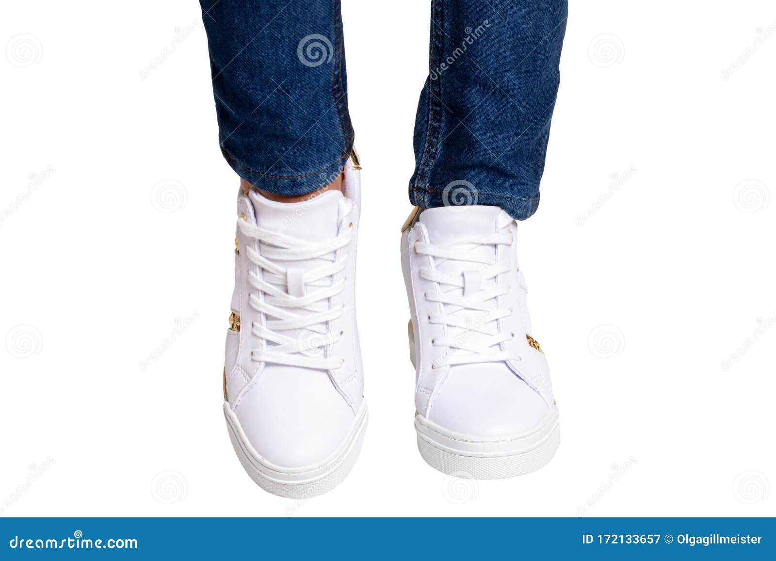 Piernas Femeninas En Jeans Y Zapatillas Piernas De Mujer Con Pantalones De Denim Azules Usando Zapatillas Modernas Calzad Imagen de archivo - Imagen de material, forma: 172133657