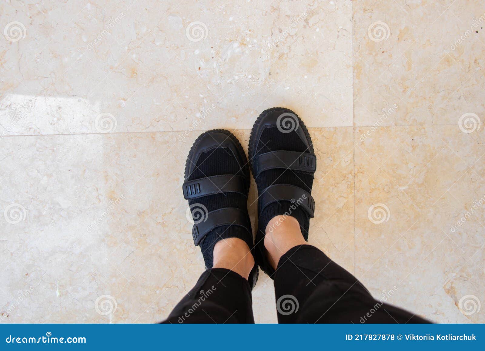 Piernas Femeninas En Zapatillas Deportivas Negras En El Suelo En Un Azulejo  Zapatos Para Mujer Foto de archivo - Imagen de asfalto, azul: 217827878