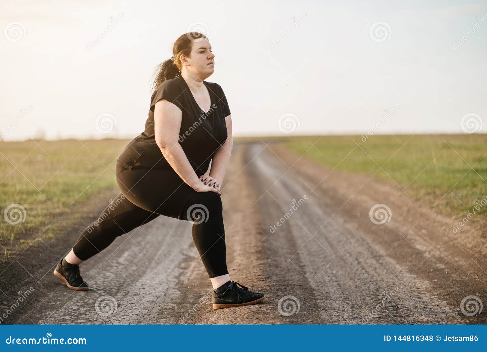 Piernas Gordas Del Entrenamiento De La Mujer Antes De Activar Foto de  archivo - Imagen de graso, gordo: 144816348