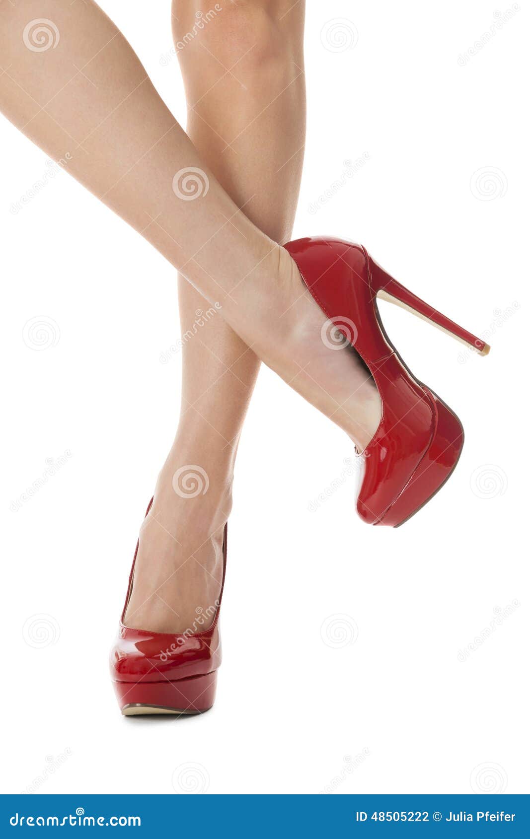 Piernas Sin Defectos De La Mujer En Zapatos Rojos Elegantes Del Tacón Alto  Foto de archivo - Imagen de zapato, seductor: 48505222