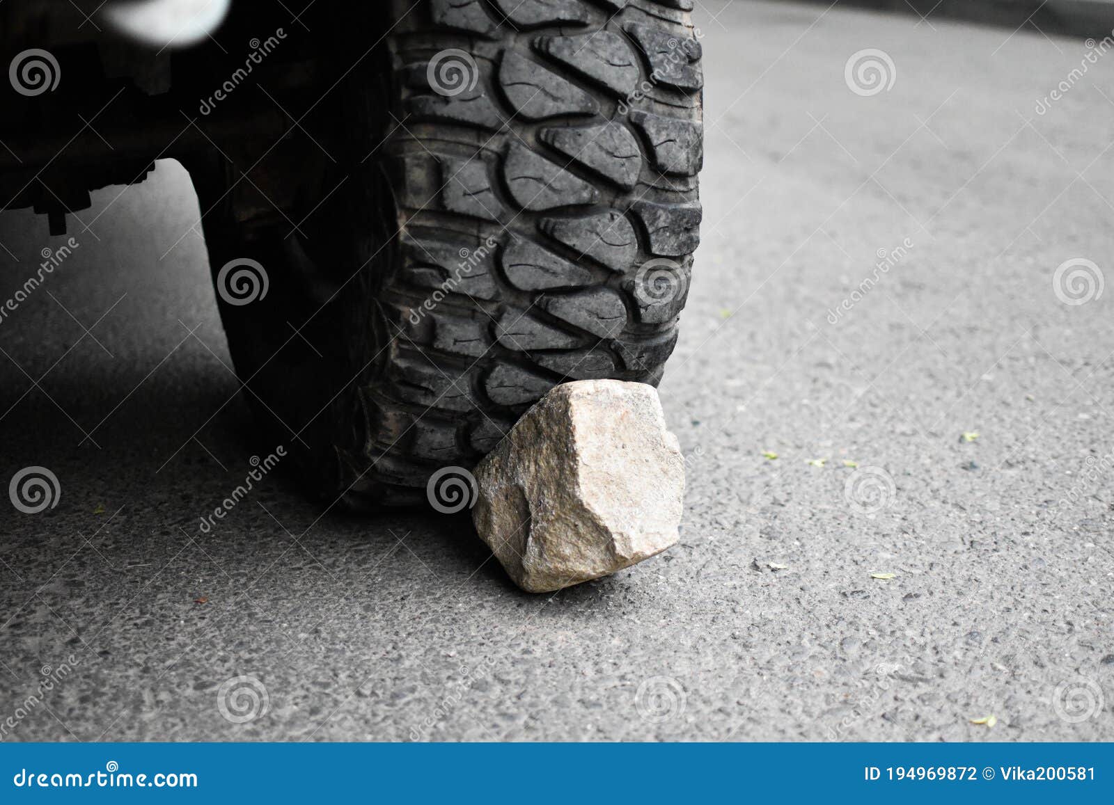 Pierre Sous La Roue De Voiture. Cale De Roue. Parking Sur La Montagne.  Risque De Tomber Le Véhicule Photo stock - Image du sécurité, camion:  194969872