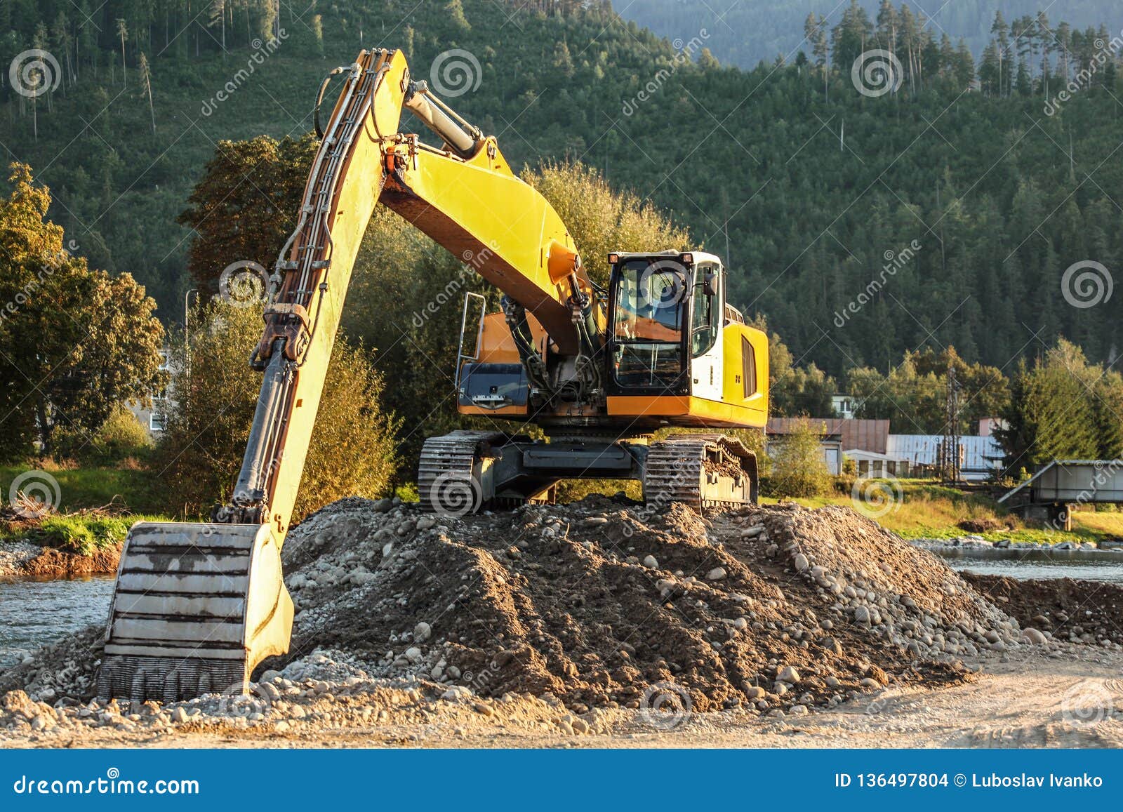 Pierres De Creusement De Machine Défonceuse Jaune D'excavatrice, En  Rivière, Forêt à L'arrière-plan Photo stock - Image du excavation,  développement: 136497804