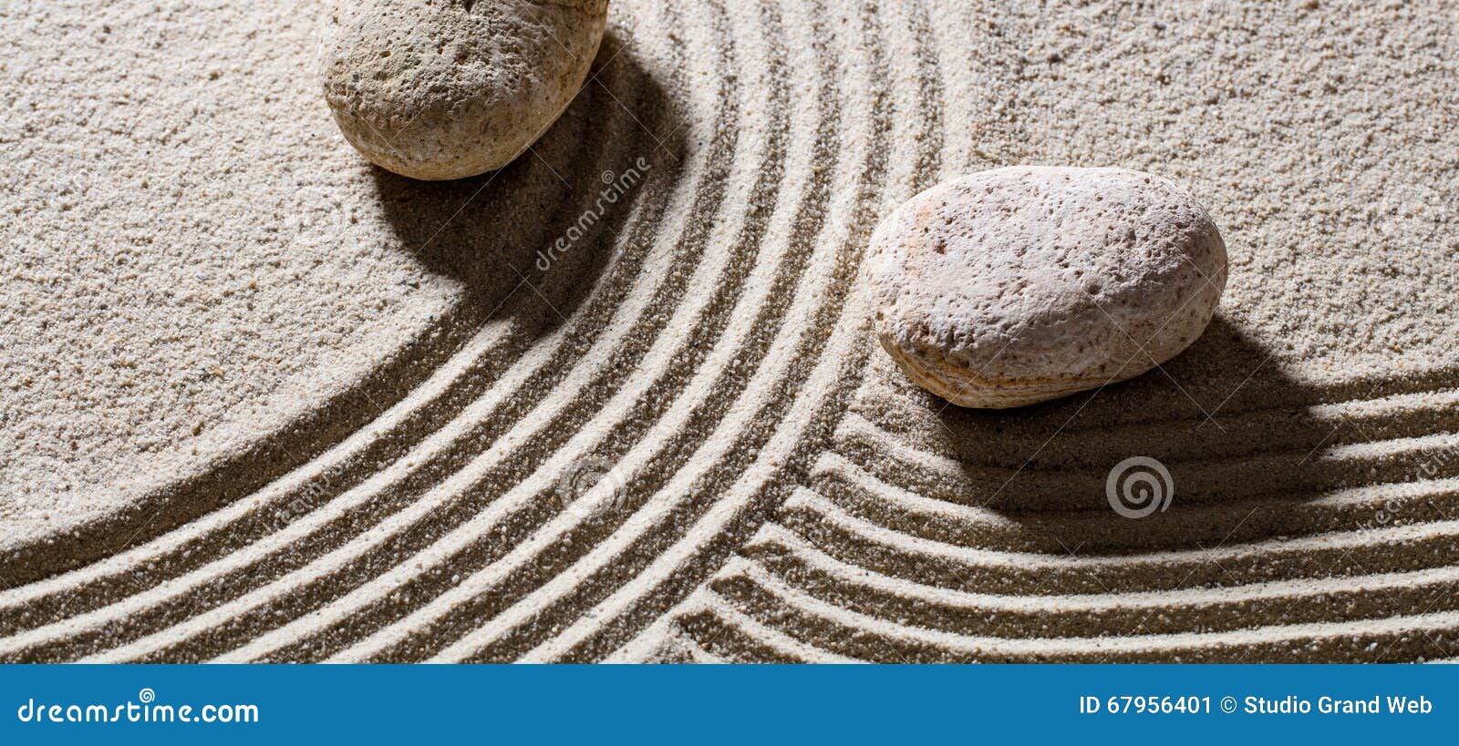 Pierres à Travers Des Lignes Pour Donner Différentes Directions Pour L'évolution Image stock