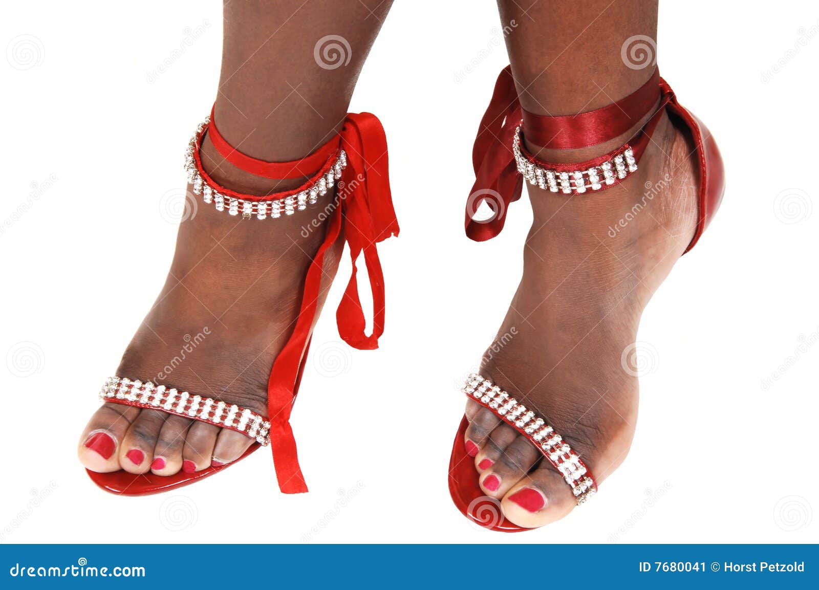 Pies con sandalias bonitas de la manera