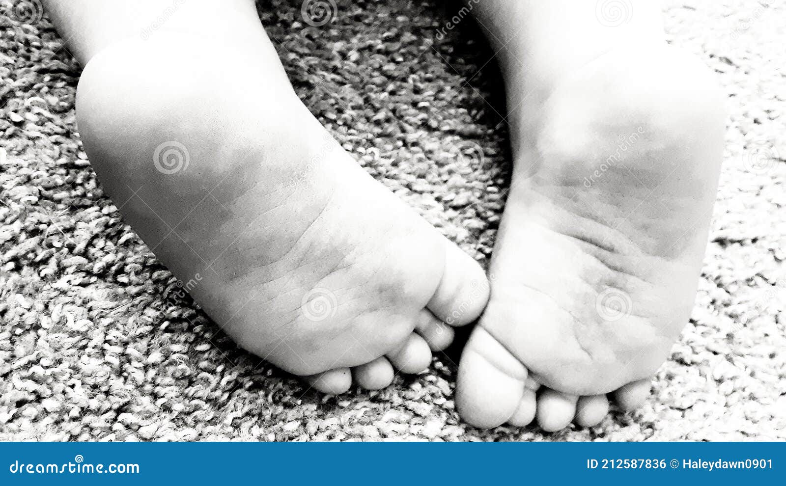 1 961 Pies Del Bebe En Blanco Y Negro Fotos Libres De Derechos Y Gratuitas De Dreamstime