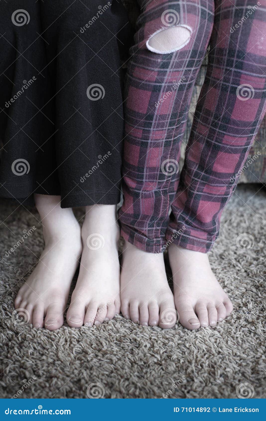 Pies De Dos Niños En Pijamas Foto de - de agujero, descalzo: 71014892